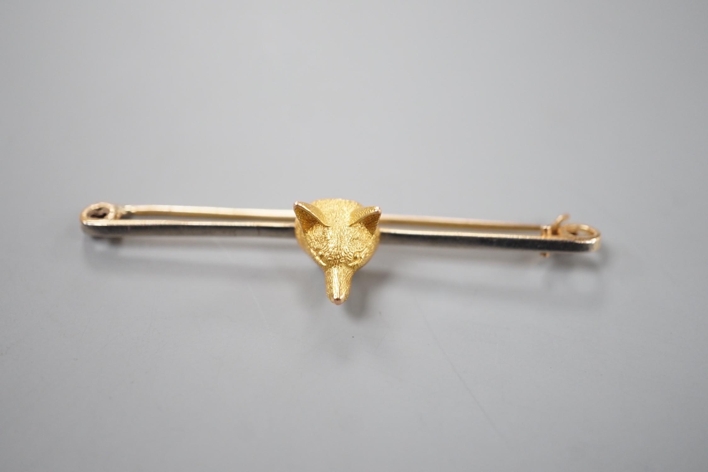 A yellow metal fox head bar brooch, 57mm, 4.9 grams.